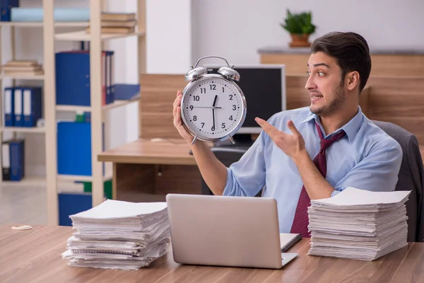 Jovem funcionário masculino infeliz com excesso de trabalho no escritório — Fotografia de Stock