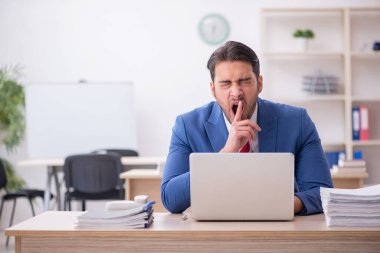 Ofiste çalışan çekici bir genç.