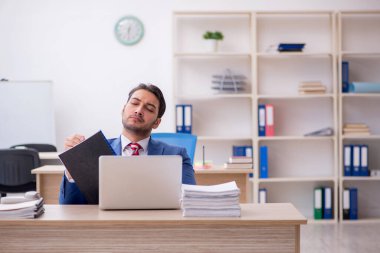 Ofiste çalışan çekici bir genç.