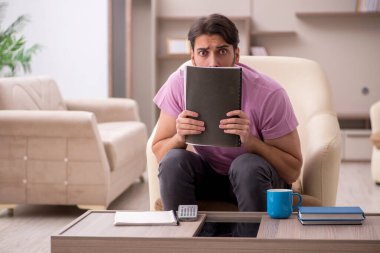 Salgın sırasında evde genç bir erkek çalışan var.