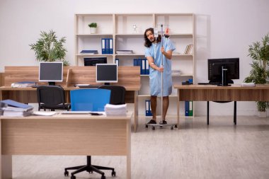 Kan nakli konseptinde genç hasta erkek çalışan.