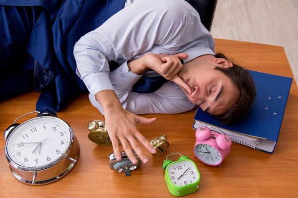 Jeune employé masculin dormant dans le bureau en gestion du temps co — Photo