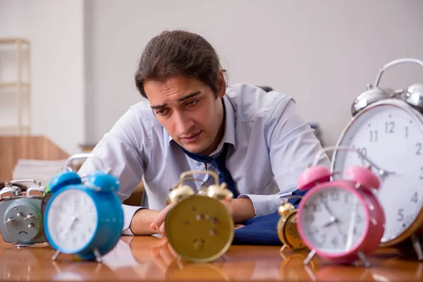 Jonge mannelijke werknemer slapen in het kantoor in time management co — Stockfoto