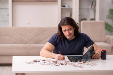 Evde acı çeken genç hasta adam.