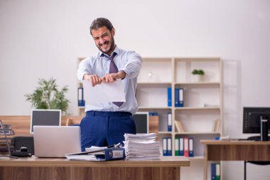 Genç işadamı aşırı çalışmaktan memnun değil.