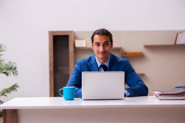 Genç erkek çalışan salgın sırasında evden çalışıyor.