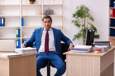 Çoklu görev kavramında çalışan genç bir erkek.