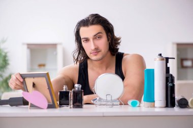 Genç yakışıklı adam randevuya hazırlanıyor.