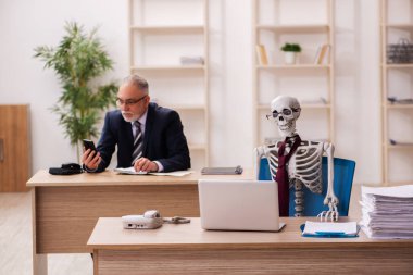 Ofiste çalışan ölü bir çalışan.