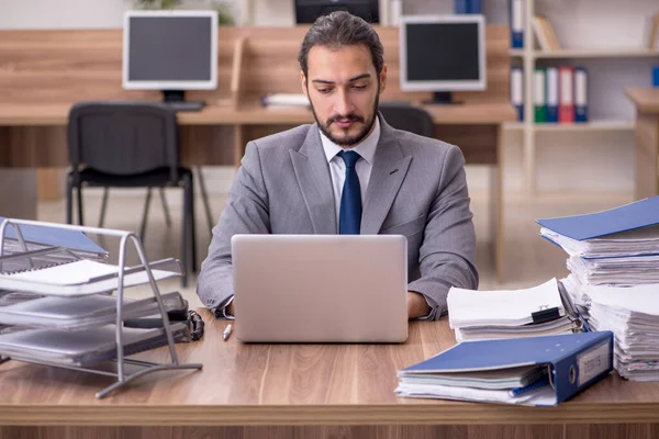 Jeune homme d'affaires employé malheureux avec un travail excessif dans le — Photo