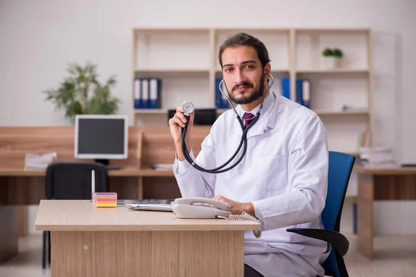 Laboratuvarda steteskop tutan genç bir erkek doktor. — Stok fotoğraf