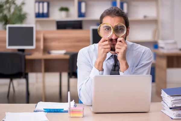 Jovem empresário empregado segurando loupe no conceito de auditoria — Fotografia de Stock