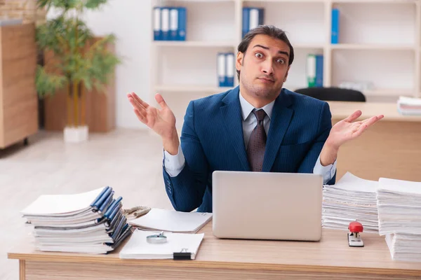 Junge männliche Mitarbeiter unzufrieden mit exzessiver Arbeit — Stockfoto