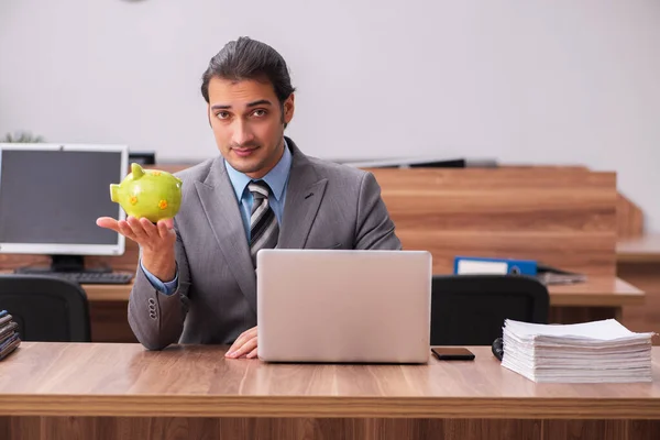 Jeune homme salarié à la retraite concept — Photo