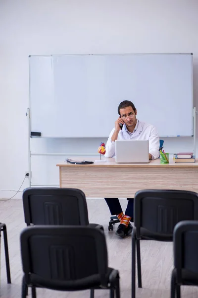 Jonge mannelijke arts geeft seminar in de klas — Stockfoto