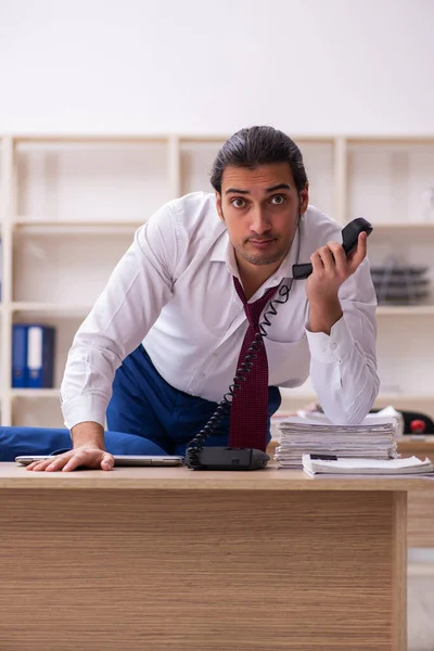 Uiterst vermoeide jonge mannelijke werknemer op kantoor — Stockfoto
