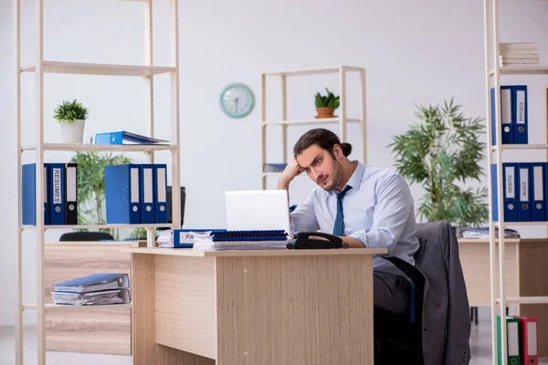 Junge männliche Buchhalterin arbeitet im Büro — Stockfoto