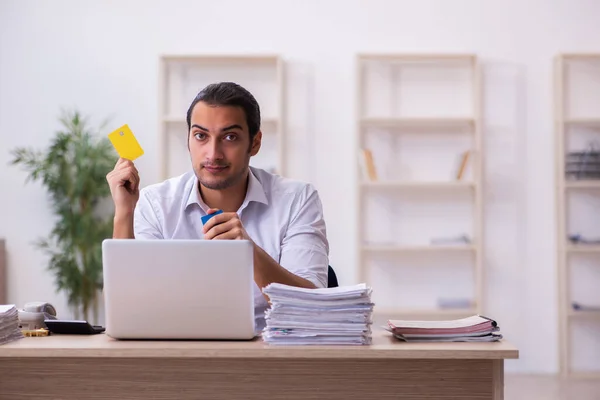 Jovem empresário empregado infeliz com excesso de trabalho no escritório — Fotografia de Stock