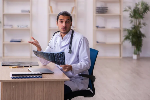 Klinikte çalışan genç bir erkek radyolog. — Stok fotoğraf