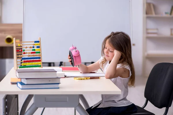 Kleines Mädchen bereitet sich zu Hause auf Prüfungen vor — Stockfoto