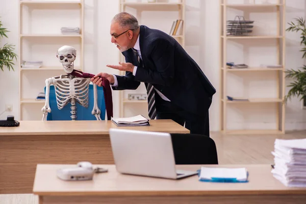 Dead employee working in the office — Stock Photo, Image