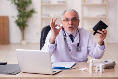 Maaş konsepti konusunda deneyimli erkek doktor.