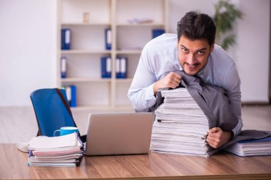 Genç işadamı ofisteki aşırı işten memnun değil.