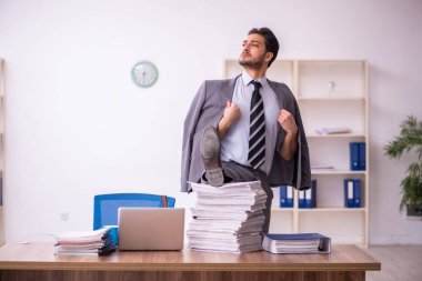 Genç işadamı ofisteki aşırı işten memnun değil.