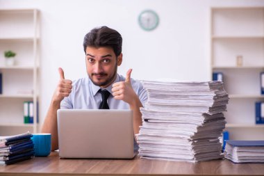 Genç işadamı ofisteki aşırı işten memnun değil.