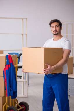 Genç erkek müteahhit iş yerinde hareket konsepti