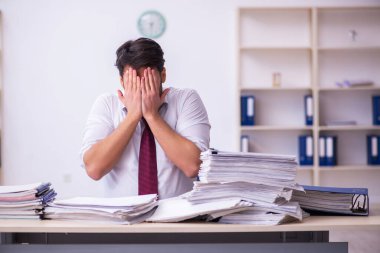 Genç işadamı ofisteki aşırı işten memnun değil.