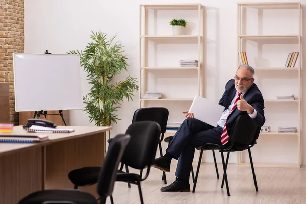 Viejo empleado de negocios frente a la pizarra blanca — Foto de Stock