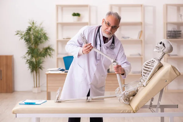 Paciente morto visitando velho médico masculino — Fotografia de Stock