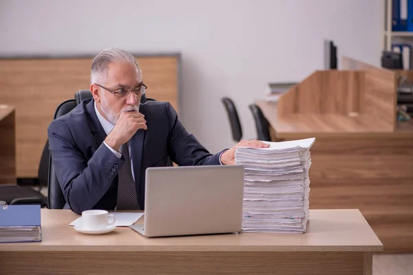 Παλιός υπάλληλος που εργάζεται στο γραφείο — Φωτογραφία Αρχείου