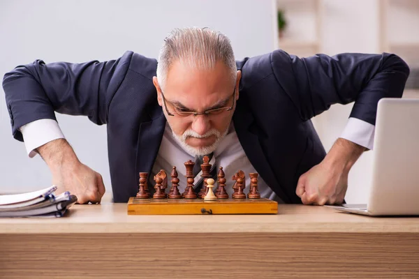 職場でチェスをする従業員 — ストック写真