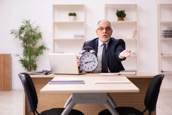 Oud mannelijk werkgever in time management concept — Stockfoto