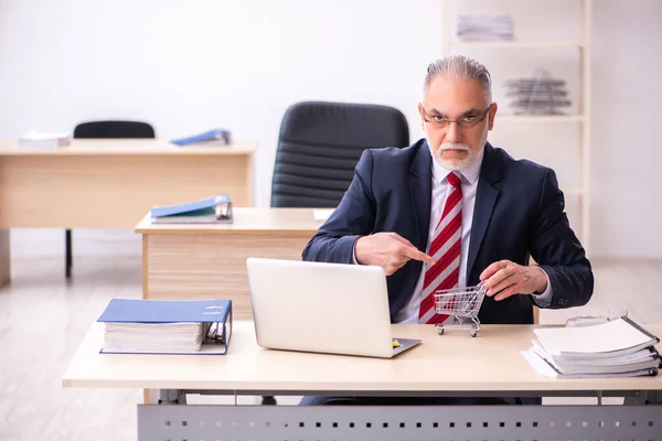 Vecchio impiegato dell'uomo d'affari nel concetto di e-commerce — Foto Stock