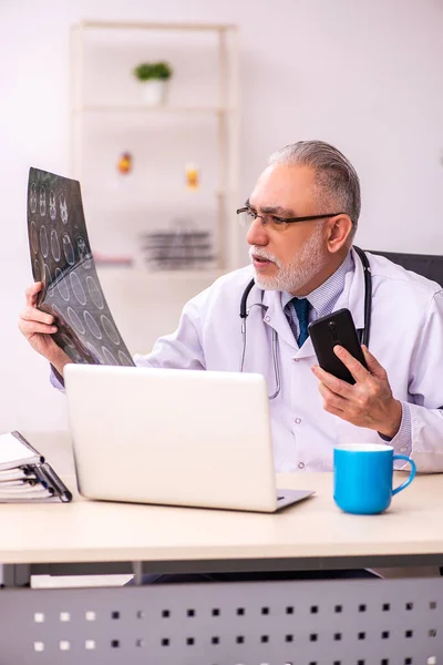 Radiólogo médico anciano que trabaja en la clínica —  Fotos de Stock