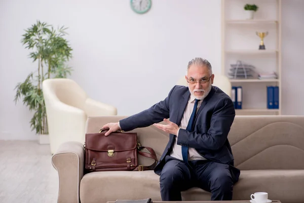 Antiguo empleado de negocios esperando una reunión de negocios — Foto de Stock