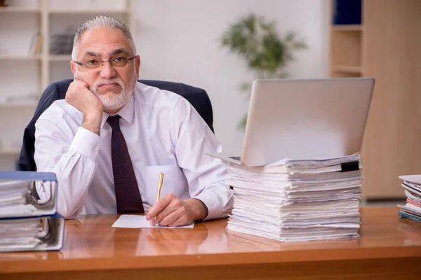 Vecchio datore di lavoro maschile e troppo lavoro in ufficio — Foto Stock