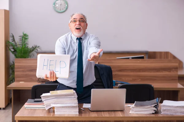 Old male employee and too much work in the office — Stock Photo, Image