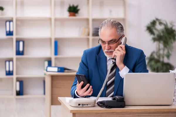 Vecchio dipendente maschio e troppo lavoro in ufficio — Foto Stock