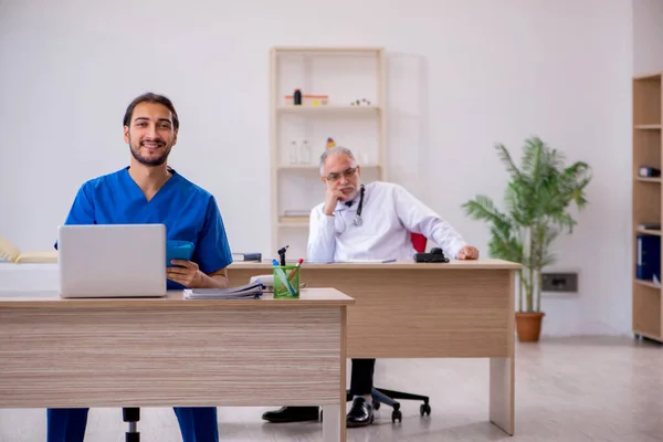 Dois médicos que trabalham na clínica — Fotografia de Stock