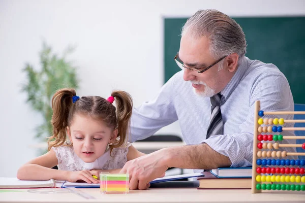 Velho professor e estudante na escola — Fotografia de Stock