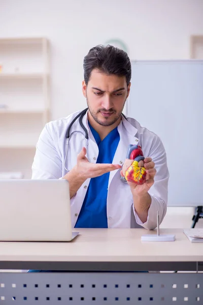 Jovem médico cardiologista em sala de aula — Fotografia de Stock