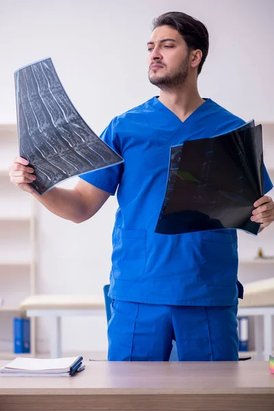 Ung manlig röntgenläkare som arbetar på kliniken — Stockfoto