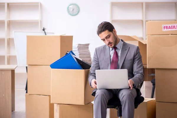 Junge männliche Mitarbeiter im Umzugskonzept — Stockfoto