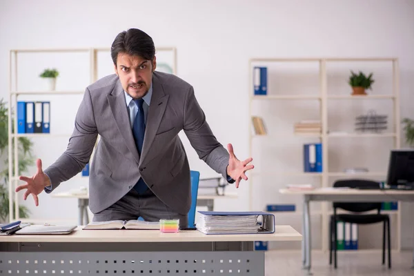 Junge männliche Angestellte im Büro — Stockfoto