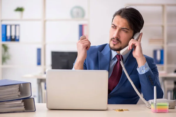 Ung man tjäna pengar via Internet i cryptocurrency koncept — Stockfoto