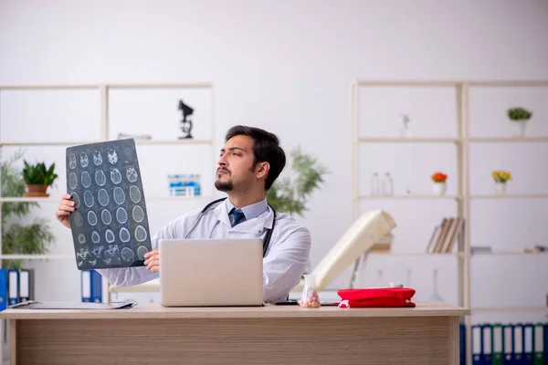 Klinikte çalışan genç bir erkek radyolog. — Stok fotoğraf